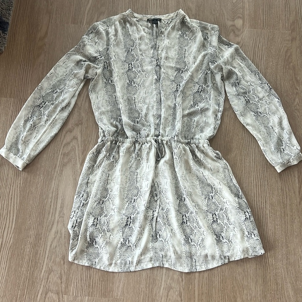 Hilary Radley | Size: Large | Color: White and Grey